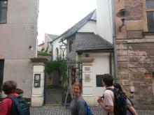 Před synagogou