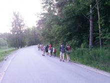 V pátek večer jsme došli od autobusu pár kroků do lesa
