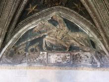 Zde například reliéf z hradní kaple, kde Svatý Jiří přemáhá nikterak impozantní ještěrku.