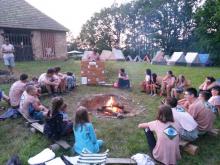 a večer jsme všichni zahájili tábor u slavnostního ohně