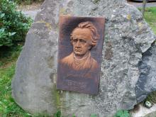 Je tu také pomník připomínající Goetheho, který toto místo rád navštěvoval.