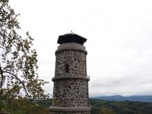 Rozhledna byla postaveno již pro lázeňské hosty, poté se z ní stala vojenská pozorovatelna a dnes je opět přístupná.