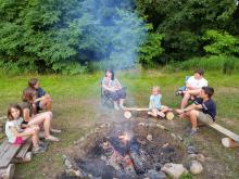 Večer jsme na táboře upeklu buřty a poseděli u ohně.