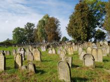 V Úsově je významný židovský hřbitov, byť poničený Hitlerjugend