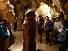 Takzvaná egyptská mumie je zdejším nejvýraznějším stalagmitem a symbolem jeskyní