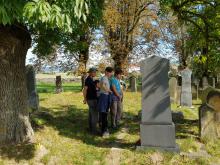 Tady jsme na prohlídce hřbitova, čteme jména obětí koncentračních táborů.