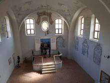 A zde v rekonstruované synagoze.