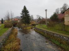 A to je už cestou na nádraží pohled na Pryský potok, který se vlévá do říčky Kamenice.