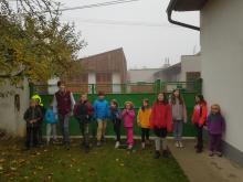 Každé ráno je ranní hra, zde jsou vidět všechny děti, zleva: Mára, Eda, Ben, Tomáš, Pepa, Janis, Mikeš, Bára, Malvína, Iva, Eliška, Sandra, Johanka