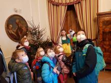 SLužebná nám ukazuje Vánoční výzdobu.