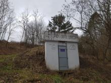Cesta okolo vodárny v Březce byla rozbahněná opravdu hodně a obejít se už nedala.