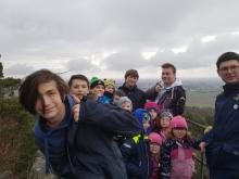 Na vyhlídku Václava Čtvrtka na vrcholu Přivýšiny jsme se dostali téměř všichni, jen se ne každého podařilo dostat na fotografii.
