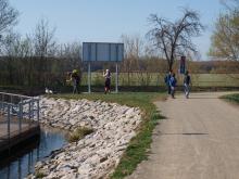 Myšinka se pokouši vyfotografovat kachny na kraji Petrovského přístavu