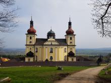 Mohutné boční průčelí poutního kostela v Dobré Vodě.