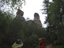 Dvojici skalních věží vtipní účastnící výletu označii za zlevněnou verzi Trosek.
