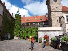 Na nádvoří zámku Hrubá Skála se dá za poplatek vejít a navštívit zdejší věž.