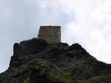 Ještě jednou věž Panna, tentokrát z úpatí skály pod hradem.