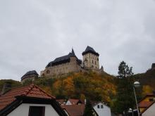 Od dubu jsme vyrazili do Karlštejna a tak musím uvést i tradiční fotku hradu.