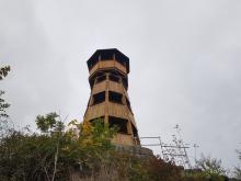 Strážný vrch s rozhlednou byl nejvyšším bodem naší cesty, počasí bohužel bylo zatažené a spělo k dešti.