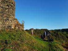 Na snídani jsme došli na nedaleký hrad Ostrý