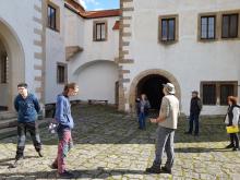 Na prohlídce na nádvoří mezi Dolním zámkem a Volfovým zámkem