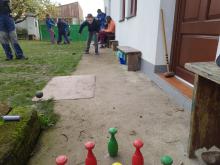 V každém kole má každý šest ran na kuželky.