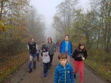 A v mlze jsme pokraovali  i za městem