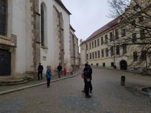 Kolem kostela Svatého Jakuba jdeme do zámeckého parku