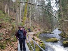 Cesta vedla místky po můstcích a na některých úsecích byla i vybavena řetězy