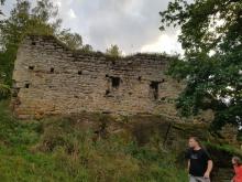 Na rozdíl od jiných skalních hradů se tu zachovala i část zdí.