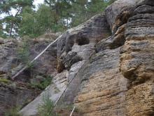 Tvář kamenného obra nebo možná čerta hledí na Čertův důl ze skal.