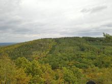 Z vrcholu byl výhled na pomalu se zabarvující lesy.