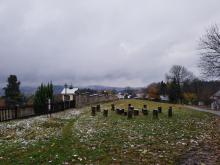 U hřbitova je i kamenný kruh se symboly měsíců.