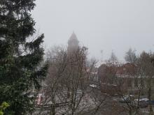 Mlha kryla i vrchol Černé Studnice s rozhlednou.