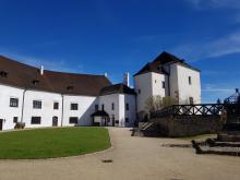 Novohradský hrad je pěkně opravený a do bíla natřený.