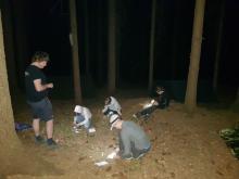 Po postavení pařenišť proběhla hra na skládání dopisu