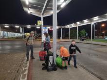 Na autobusovém nádraží v Břeclavi čekáme na autobus, aby nás přepravil poslední kousek cesty.