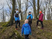 Zde bylo úkolem po čichu najít správně navoněnou ponožku.