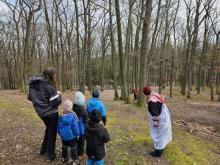 Tým kontroloval ponožky rozvěšené po stromech čichem.