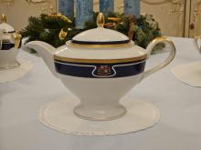 A zde pohled na presidentský porcelánový servis.