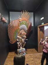 A hlavně vystavuje řadu předmětů z Číny a okolí, jako tohoto velkolepého ptáka Garudu nebo draka, jak jej nazývali někteří. Znalí vědí, že je to zobrazení démonického Pána proměn (to je vtip!).