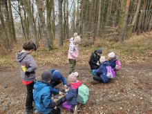 První hru vedla Bára a jednalo se o skládačku, ostatní členové Klubu dohlíží.