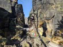 A zamířili do skal, prvními skalami byla oblast zvaná Nebeská říše se symbolickým památníkem horolezců.