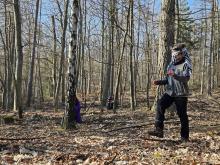 Vždy jeden hráč měl zavázané oči a druhý jej ze startu navigoval tak, aby obešel všechny v lese rozmístěné vedoucí.