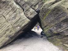 Dostatek otvorů a skulin, kterými šlo prolézt.