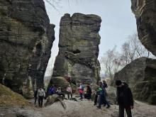 Zastávka ve skalách.