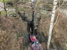 A další úzké schodiště mezi skalami.