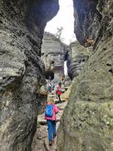 Cesta vede úzkými průchody.