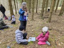 Každý tým musel sestavit tabulku z nápověd, které sbírali v lese.