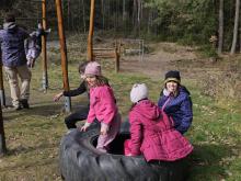 U zastávky na lesním hřišti zasvítilo konečně slunce.